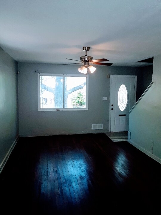 Livingroom - 188 Darrington St SW