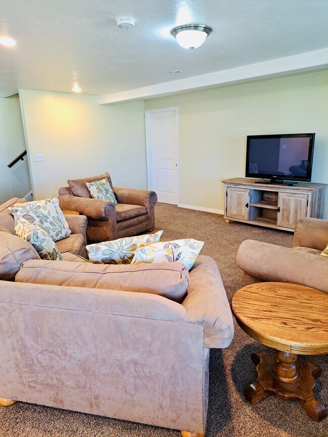 Building Photo - 334 W Shadow Ridge Dr