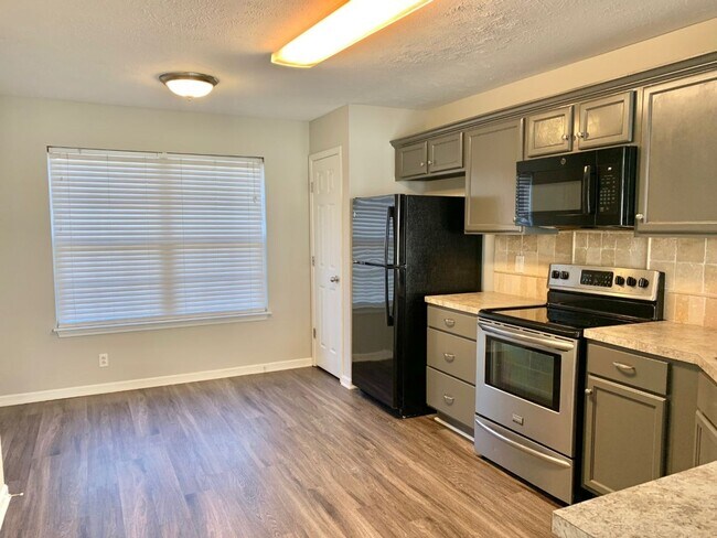 Building Photo - Updated Townhome with 3 Bedrooms