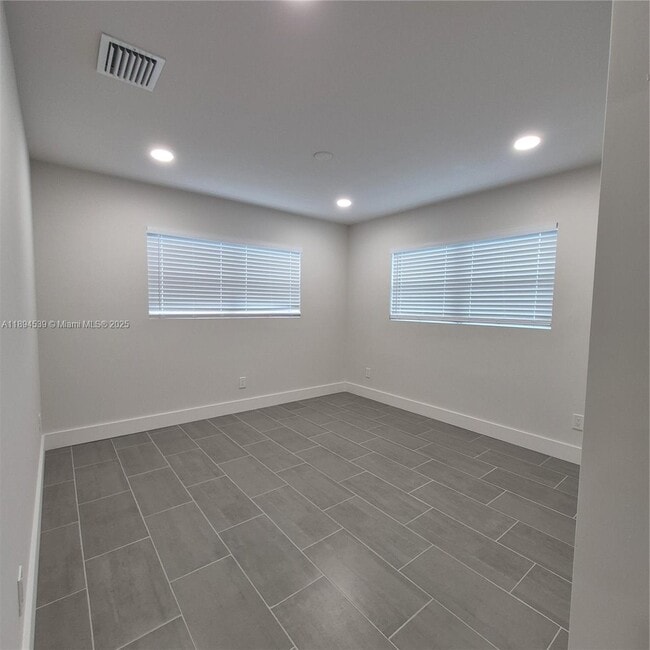 Foto del edificio - 823 NW 30th Ct