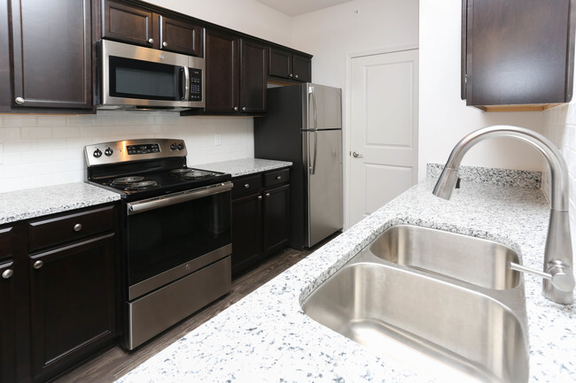 1HAB, 1BA - 861 ft² - Linden - Cocina - Ashton Park Apartments