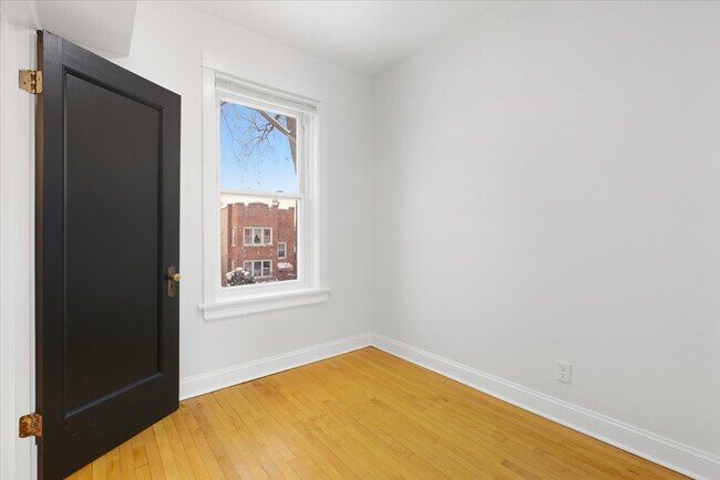 Foto del edificio - 2441 N Avers Ave