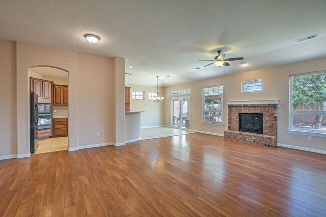 Building Photo - Amazing Three Bedroom in Four Hills!!
