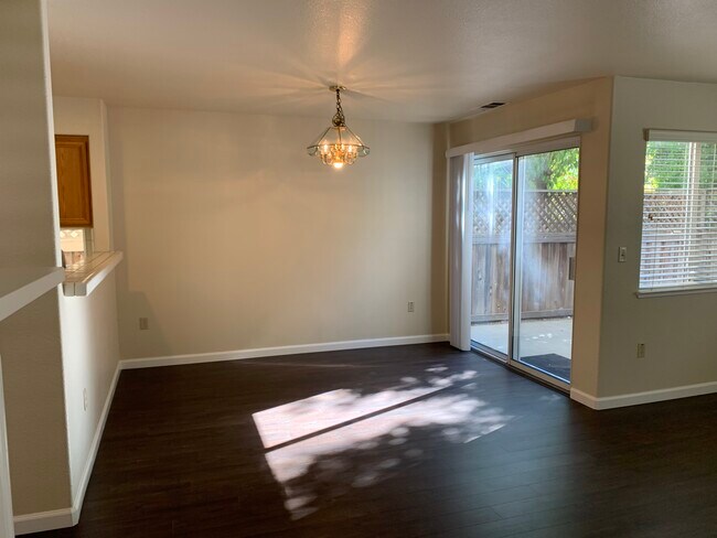 Building Photo - 1123 Vista Pointe Cir