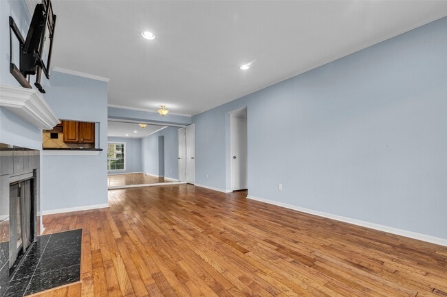 Building Photo - 1860 White Oak Dr
