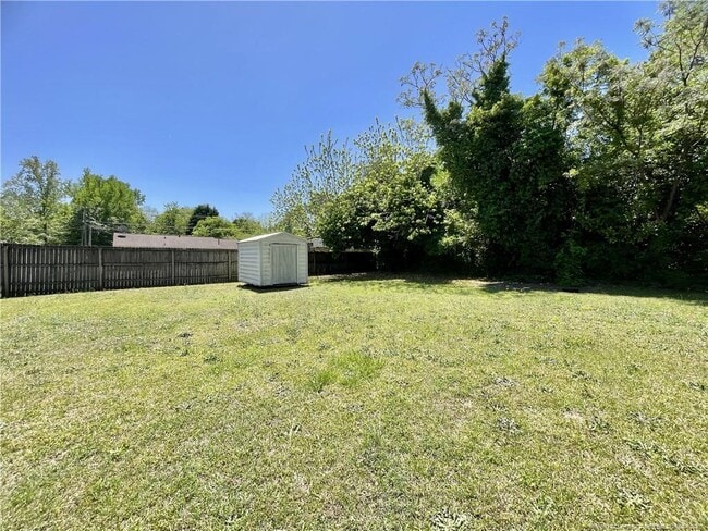 Foto del edificio - 6005 Blairmore Pl