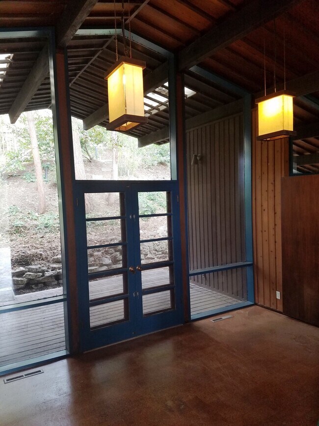 Foto del edificio - Unique Hillside Campus Home w/Floor to Ceiling Windows!!!