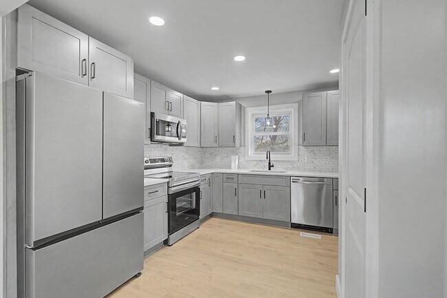 Building Photo - 534 Rosewood Dr