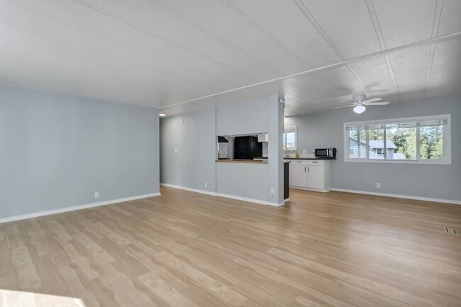 Building Photo - Cozy 3 Bedroom Home on a Large Lot!