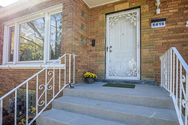 Building Photo - 5416 S New England Ave