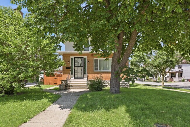 Building Photo - Furnished 10-Bedroom Single-Family Home in Buffalo