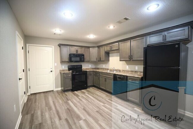 Foto del edificio - Luxury 2 bed, 1 bath duplex with garage- recent construction!! Washer, dryer and internet, cable ...