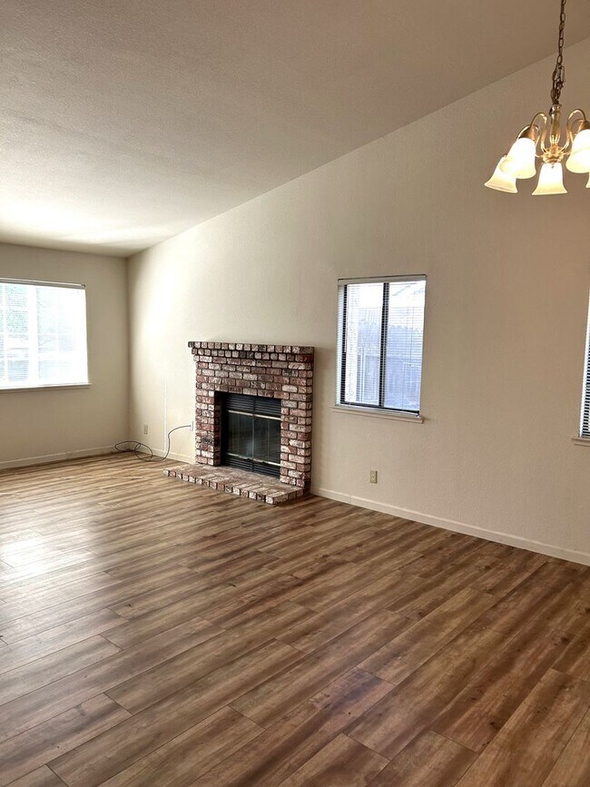 Foto del edificio - 3 bed/ 2 bath home between The Avenues and Amber Grove