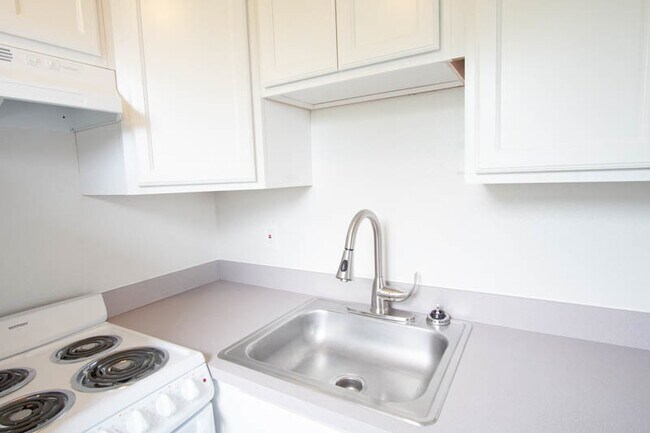 Building Photo - Cozy 2nd Floor Studio between NW 23rd & Pe...