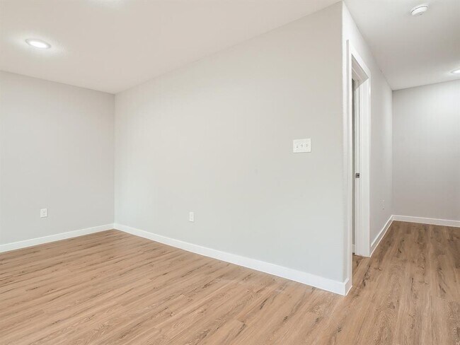 Foto del edificio - 8222 Crestview Dr