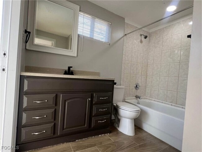 Building Photo - 712 Camellia Dr