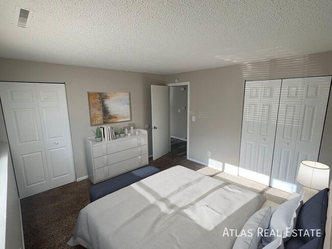 Building Photo - Huge, Open Floorplan with Washer / Dryer I...