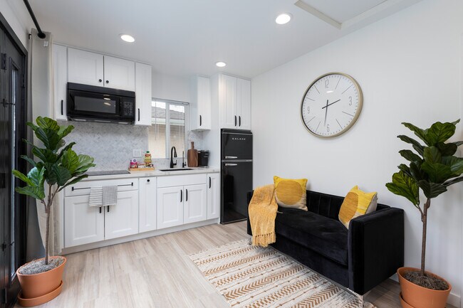 viviendo - 1749 E Yale St