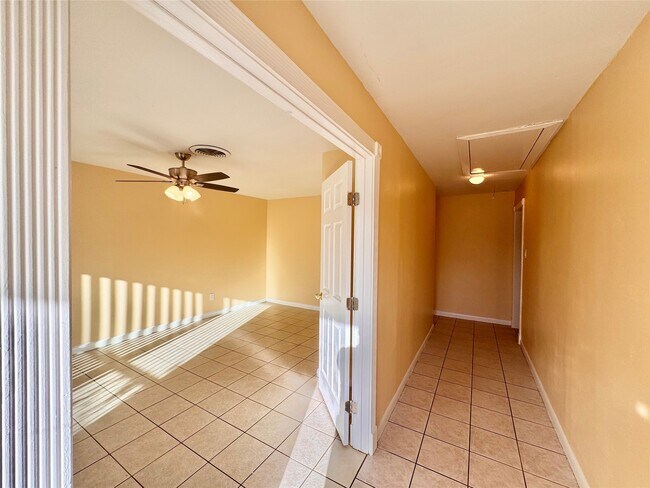 Building Photo - 8215 Lugary Dr