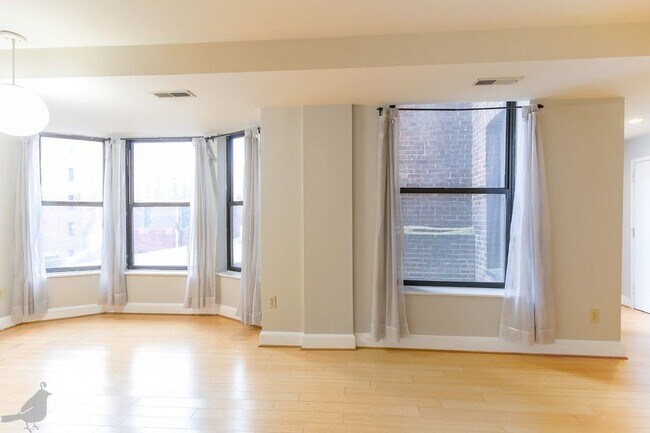 Building Photo - Spacious and Bright One Bedroom in Mount V...