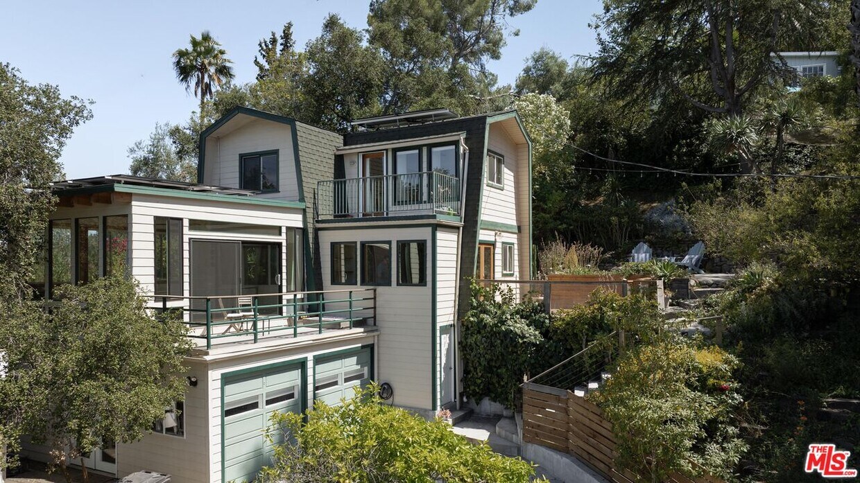Foto principal - 1212 Fernwood Pacific Dr