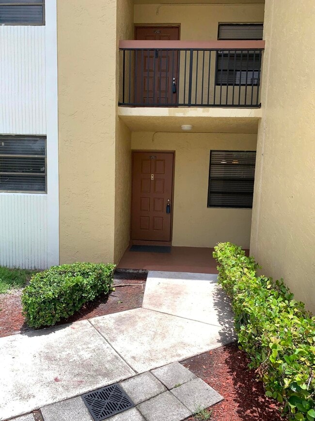 Building Photo - 2015 Coral Ridge Dr