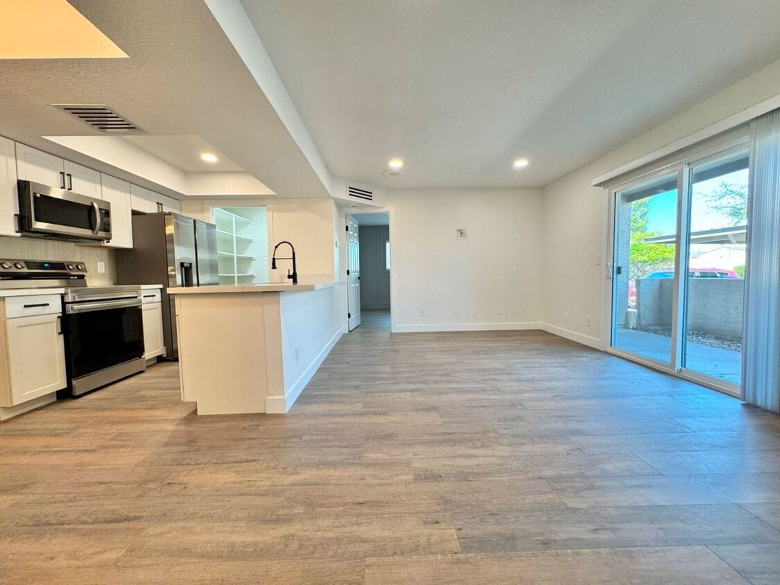 Foto principal - 520 N Stapley Dr