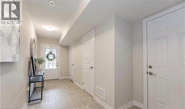 Building Photo - 115 S Creek Dr