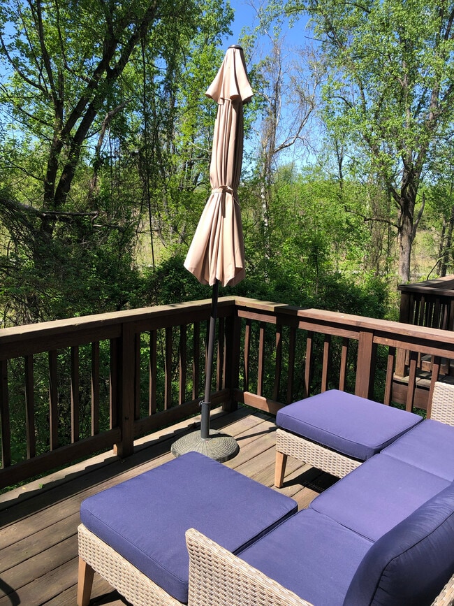 Deck overlooking green space - 100 Melbourne Park Cir