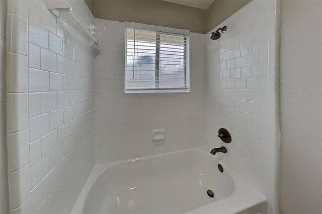 Building Photo - Kings Creek Trail, Missouri City, TX 77459 - 4 BR 2.5 BA single-family home