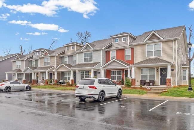 Foto del edificio - 2 Bedroom Condo For Rent With Community Swimming Pool!