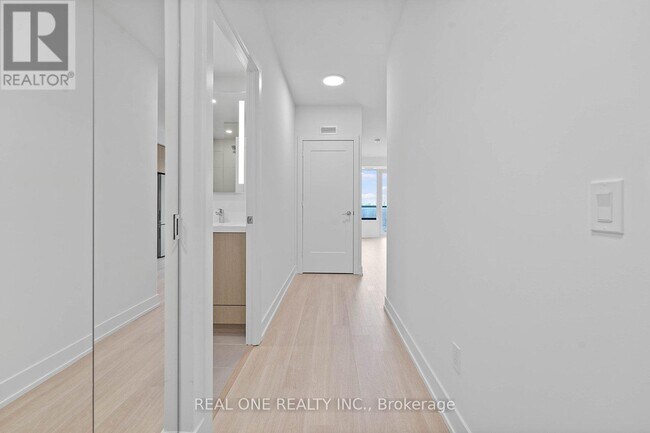 Photo du bâtiment - 60 Central Park Roadway