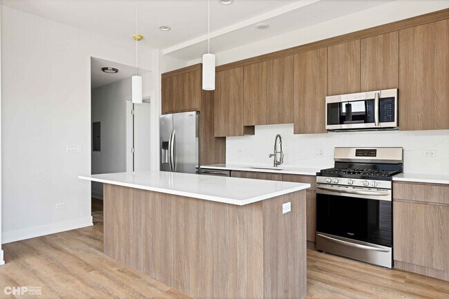 Building Photo - 3204 N Lawndale Ave