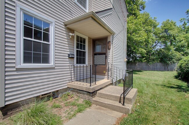 Building Photo - 1655 Southbend Dr