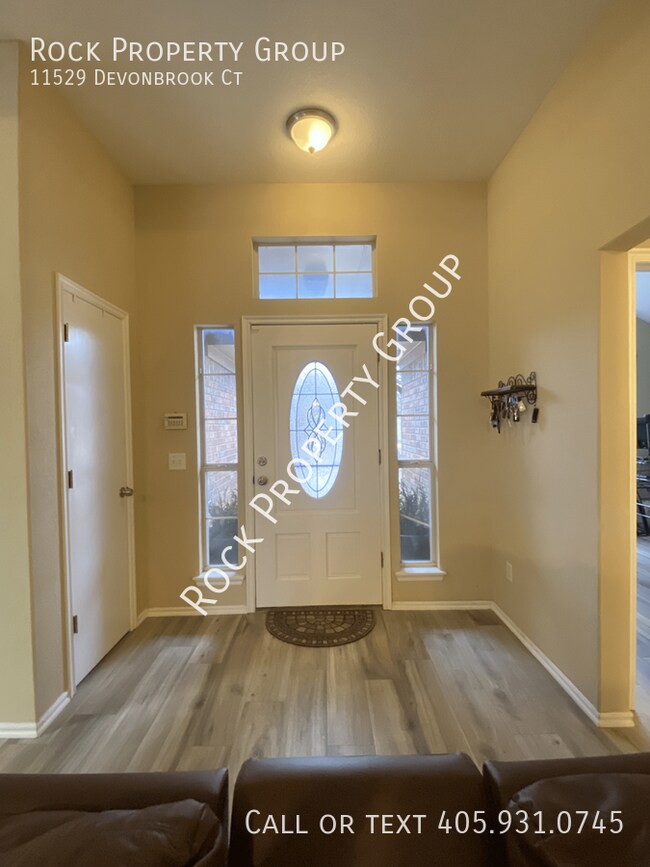 Building Photo - Beautifully Updated 3 Bedroom/2 Bath Home ...