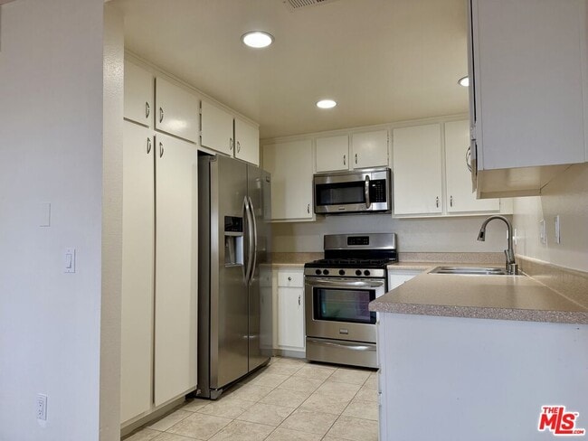 Building Photo - 1348 E Hillcrest Dr