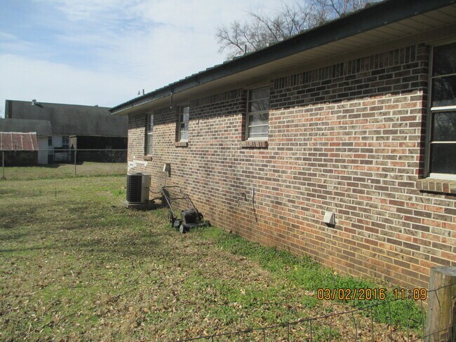Building Photo - 213 Cazort St