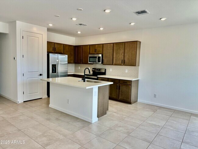 Building Photo - 25253 W Hidalgo Ave
