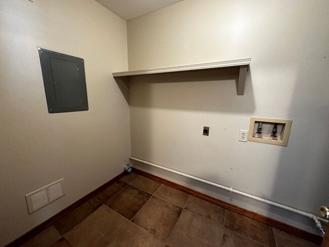 Building Photo - 2 bedroom 1.5 bath Townhome in a great loc...