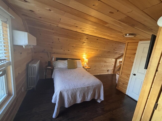 Building Photo - Quiet furnished walking to everything in B...