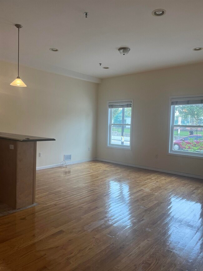 Foto del edificio - 543 Central Ave