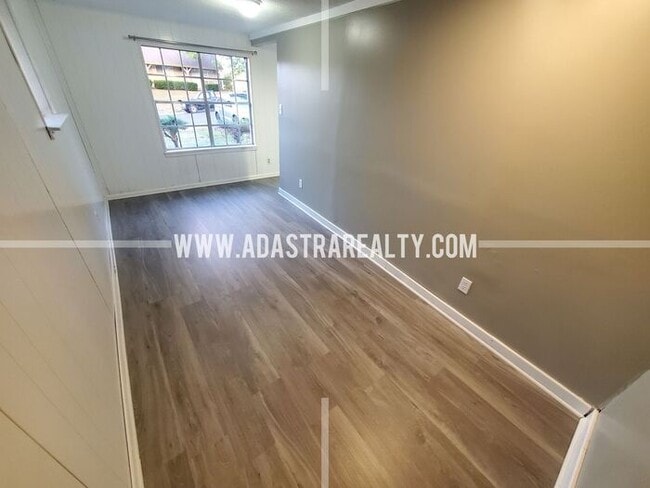 Building Photo - Very Nice Overland Park Duplex-Available in APRIL!!