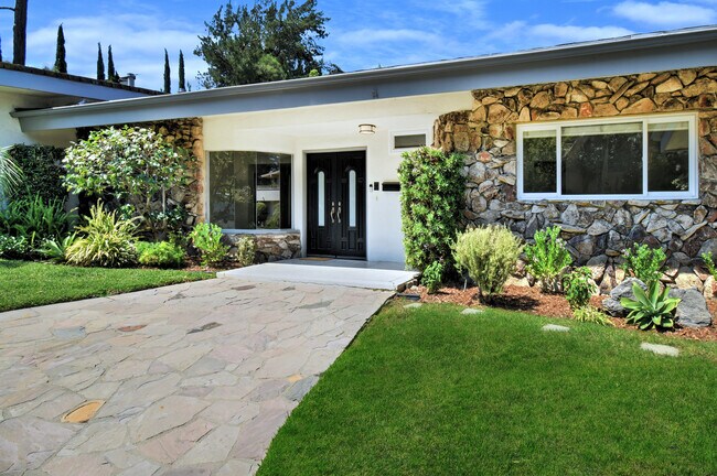 Building Photo - 11400 Dona Lola Dr