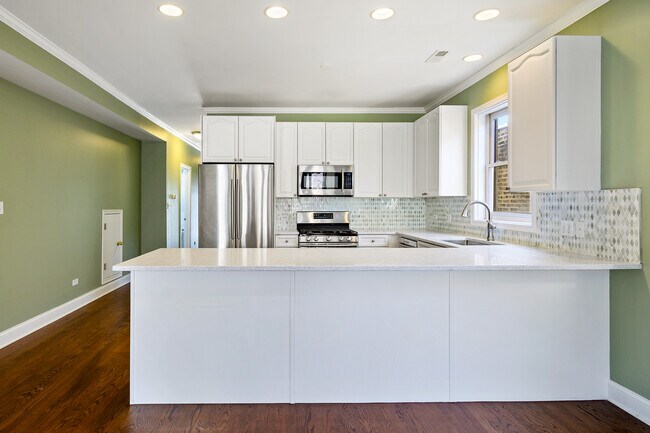 Building Photo - 2131 W Evergreen Ave