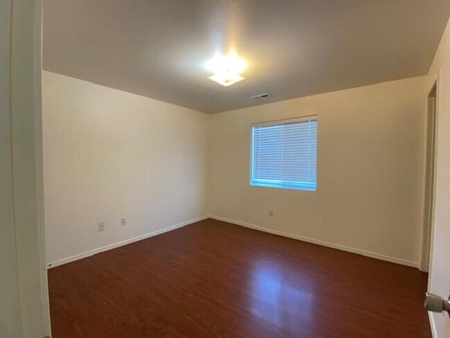 Building Photo - Beautiful 3 Bedroom 2 Bath Home