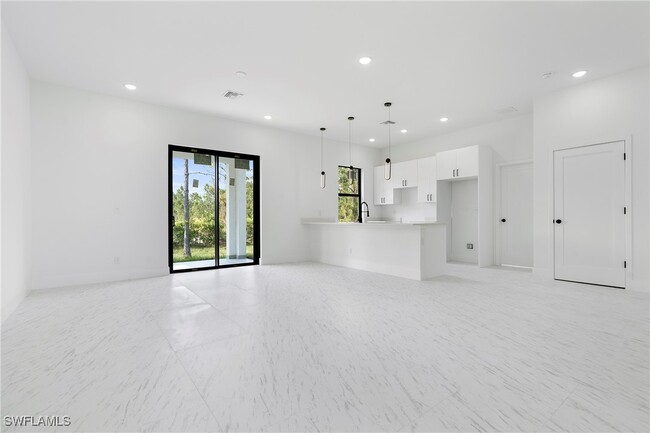 Foto del edificio - 3173 Sunshine Blvd N