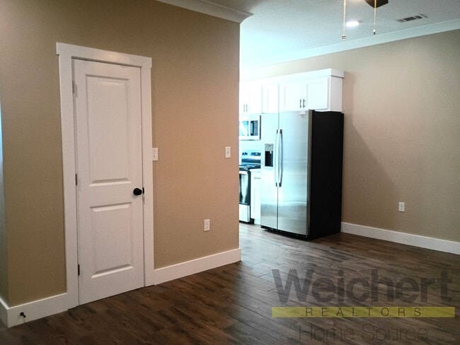 Building Photo - Walkable Downtown Apartment with Washer & Dryer