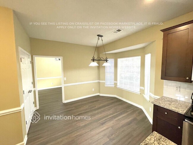 Building Photo - 1327 Yorkshire Pl NW