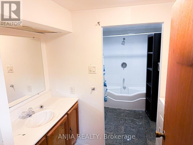 Building Photo - 74 Castle Hill Dr