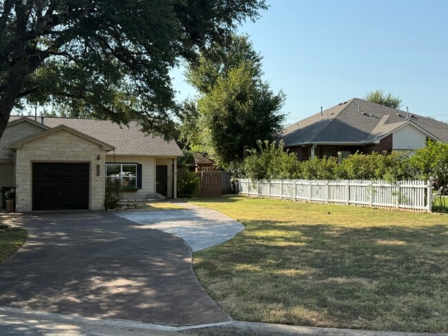 Building Photo - 2900 Whisper Oaks Ln